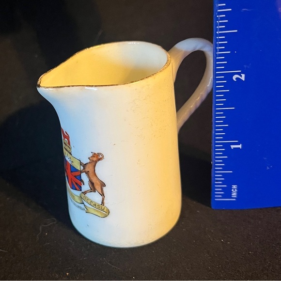 Vintage Crested Ware Ceramic Creamer with British Columbia Seal - Picture 3 of 7